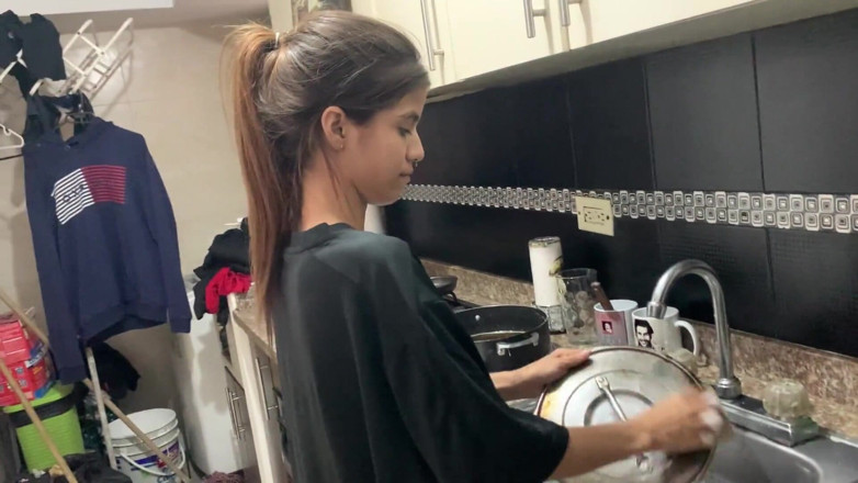 TUflacasex123: Üvey kız kardeşim evde yalnız olduğumuzda beni azdırıyor