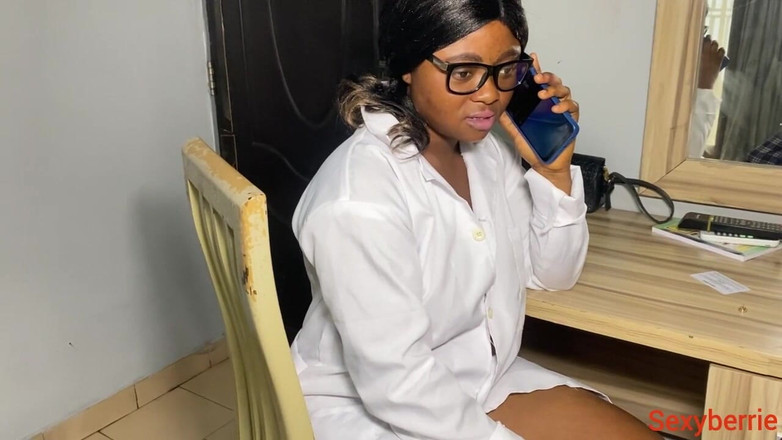 Sexy Berrie: Ébano enfermera follada por gran polla paciente