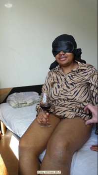 Versaute afrikanische MILF pinkelt