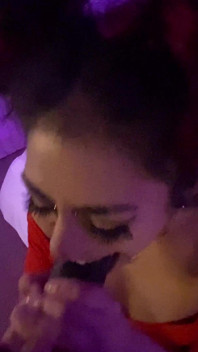 O femeie latino sexy suge o neagră până când are parte de o ejaculare facială