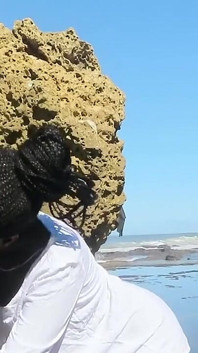 Gadis remaja kulit hitam lagi asik nyepong kontol di depan umum