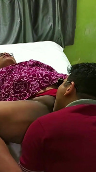 Drăguța și sexy Nirmala Bhabhi muie adâncă în gât și futai dur