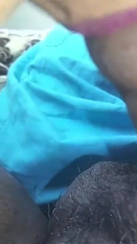 Cewek tamil lagi asik nyepong kontol