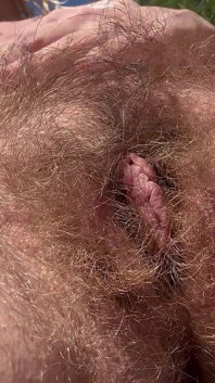 Prendere il sole nuda fuori e mostrare la mia figa pelosa