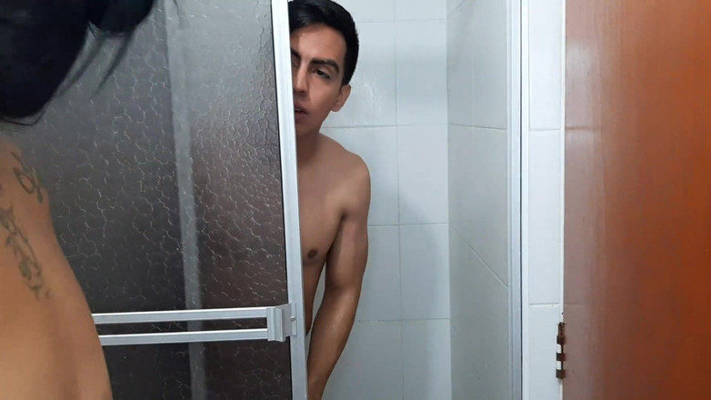 Aly: 我喜欢我的继妹在淋浴时变得如此饥渴