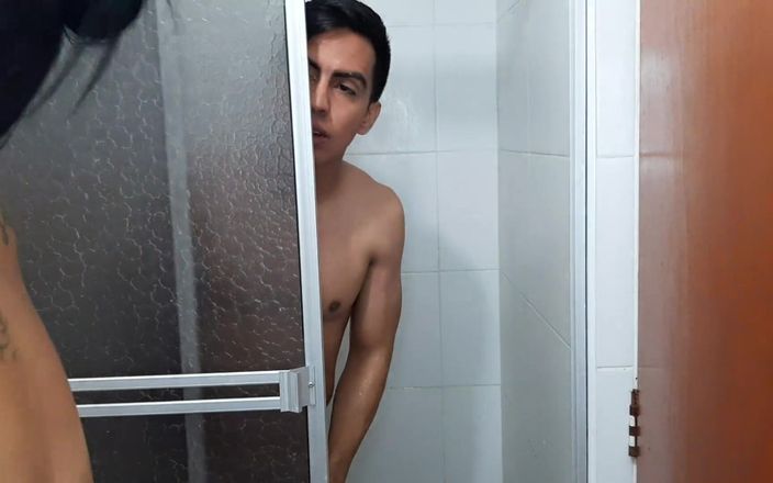 Aly: Eu amo quando minha meia-irmã fica tão excitada no chuveiro