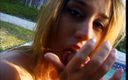 Point of View Productions: Blonďatá teenagerka kouří velký penis venku v pov