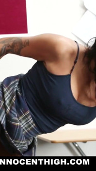 Curva studentă Giselle Mari îl fute pe noul profesor