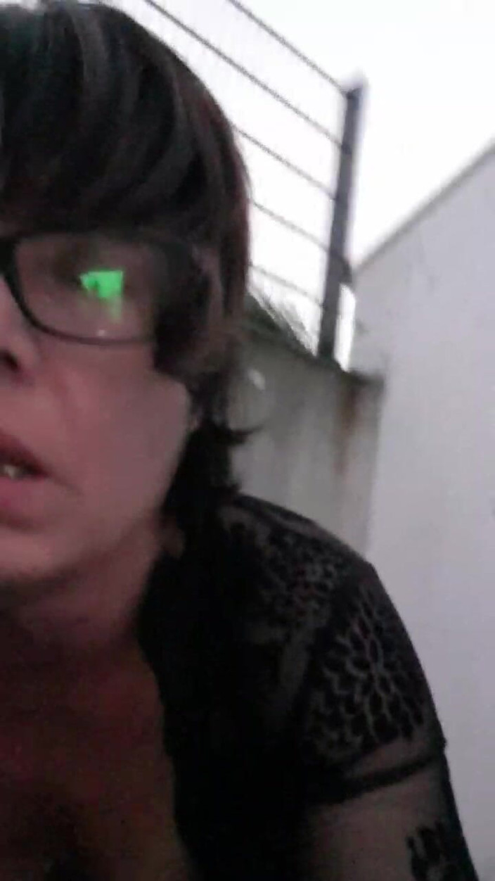 JulieEroticDress: Stříkání na balkóně v sexy šatech