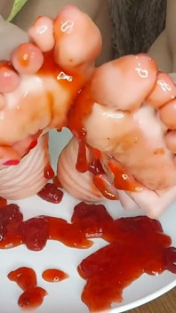 Lamió el atasco de sus pies. Video sin censura
