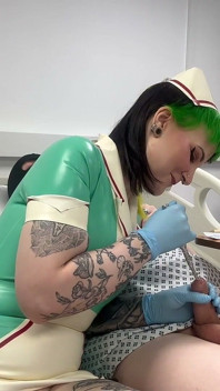 Examenul asistentei Ruby - dimensionarea uretra minusculă a pacientului ei