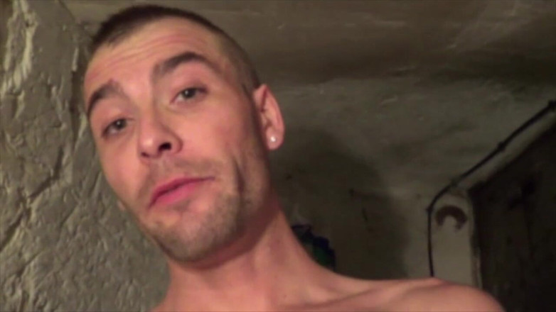 Sneaker gay: Sottomesso in cantina da discret fetishboy