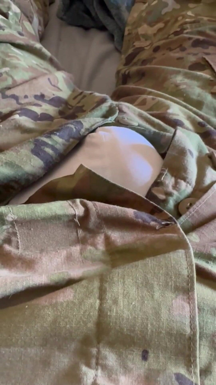 Gay Soldier Stuff: Armádní specialista si honí v uniformě a vytéká pre sperma...