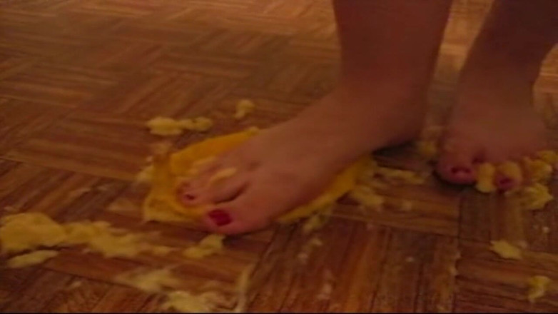 Sexy Amateurz: Écrasement des pieds pour une banane