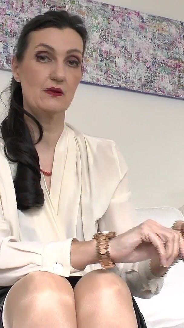 Lady Victoria Valente: Je te masturbe dans ton pantalon en ogant les montres élégantes...