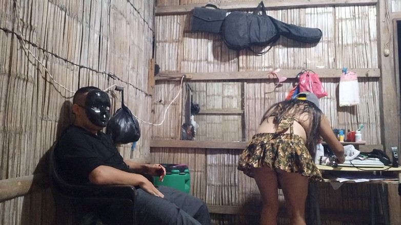 Martin13: 義理の妹は美しい短いスカートを履いていて、私は彼女のお尻を撫でています