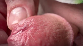 Close-up penis en ei masseren