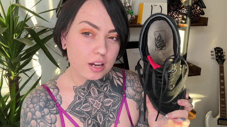 Miss Valentina: 肮脏的脚底羞辱