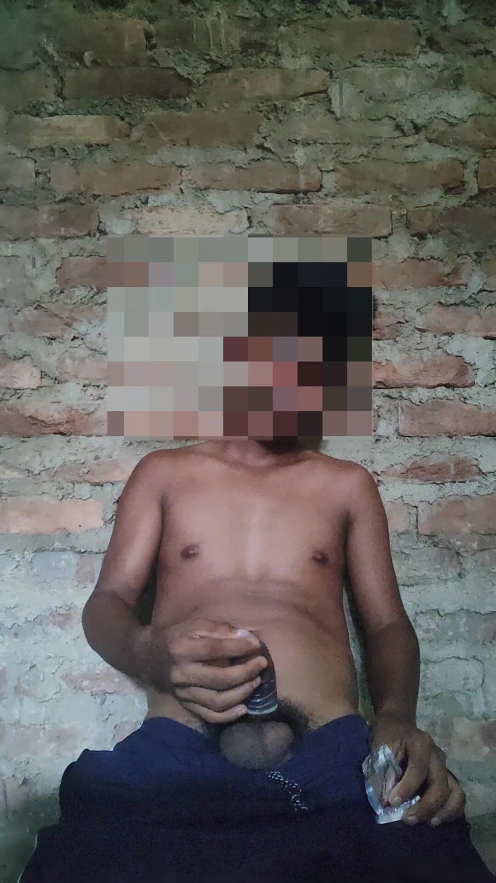 Assamesebodoboy: La masturbazione del giovane gay a casa