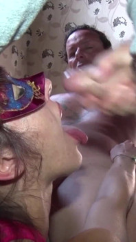Squirting dziwka i niewolnica dziwka w paskudnej orgii