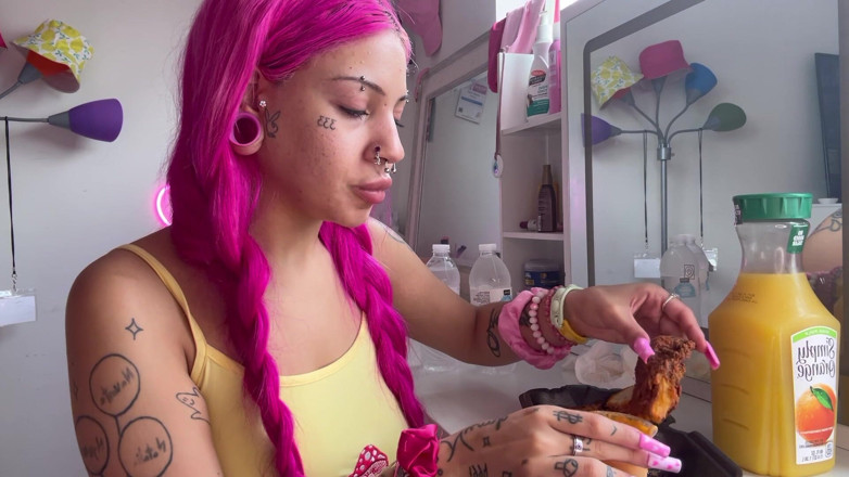 Nali Marie: Mukbang gorąca kurczaka pikantne facestuffing bimbo Przejadanie się drobna nastolatka...