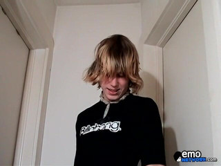 Homo Emo: Máy bú cu được anh ta xuất tinh