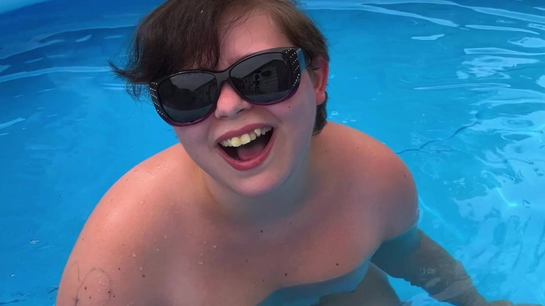 DollBabyLynn: 視点:プールのクリーパーが捕まった!アナル・デヴォア