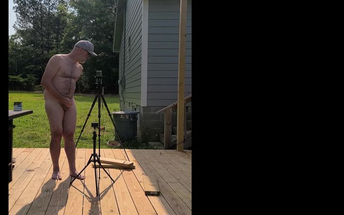 Jon Screcrow: ヌードのジョンかかしは、太陽の下で素早くオナニーをしている