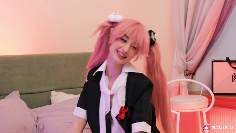 Nu Cosplay: Dünne anime-schlampe Sasha Paige klafft ihre kleine kleine muschi