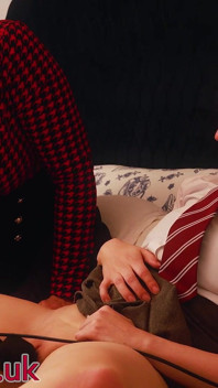 Studenta Victoria este lovită dur de matura sexy Ruby