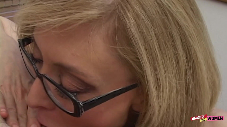 Naughty anal fuck: 漂亮的金发老加尔尼娜哈特利穿着淫荡的内衣为她的鸡巴吮吸试镜