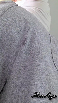 Scoregge rumorose sudata nei miei pantaloni di tuta grigi