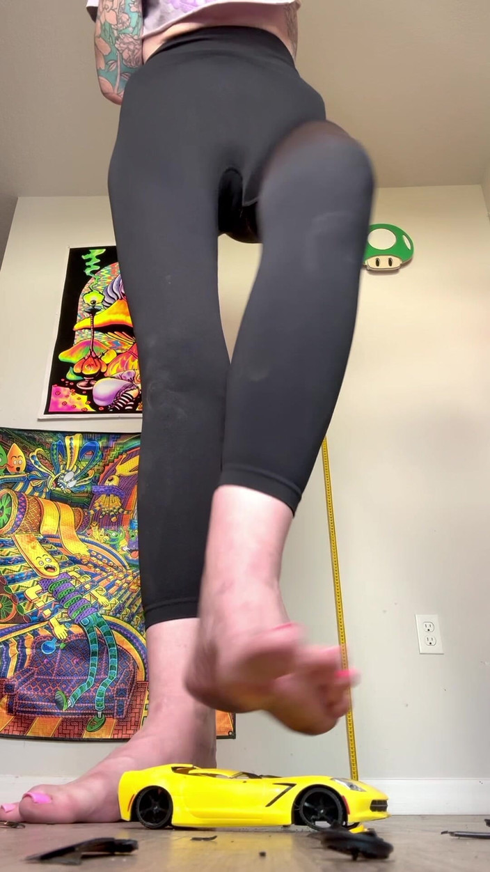 Peppermint Giantess: 내 크기 16 피트로 모델 카를 스매싱