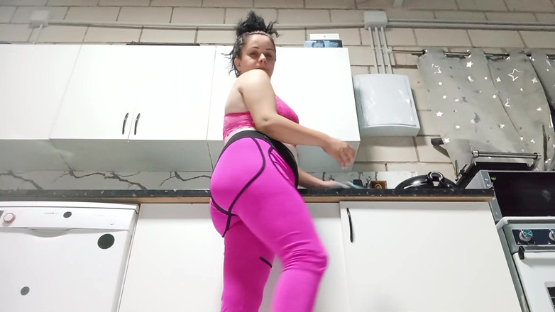 fartingclub01: Limpando a cozinha e peidos em leggings