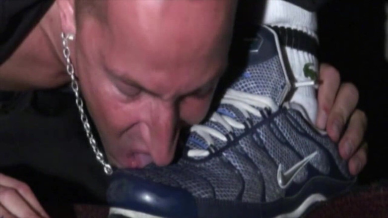 Sneaker gay: Submissão de tênis em um porão discreto