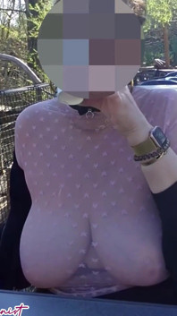 Piccolo Caffè Sulla Terrazza Con Un Top Trasparente E Una Minigonna Senza Mutandine