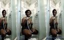 African Beauties: Pulchne murzynki i przyjaciel gorący prysznic i zabawa w sikanie
