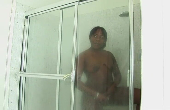 VOP Ebony Babes: Sborrata nera facciale per il culo grosso ebano in bagno...