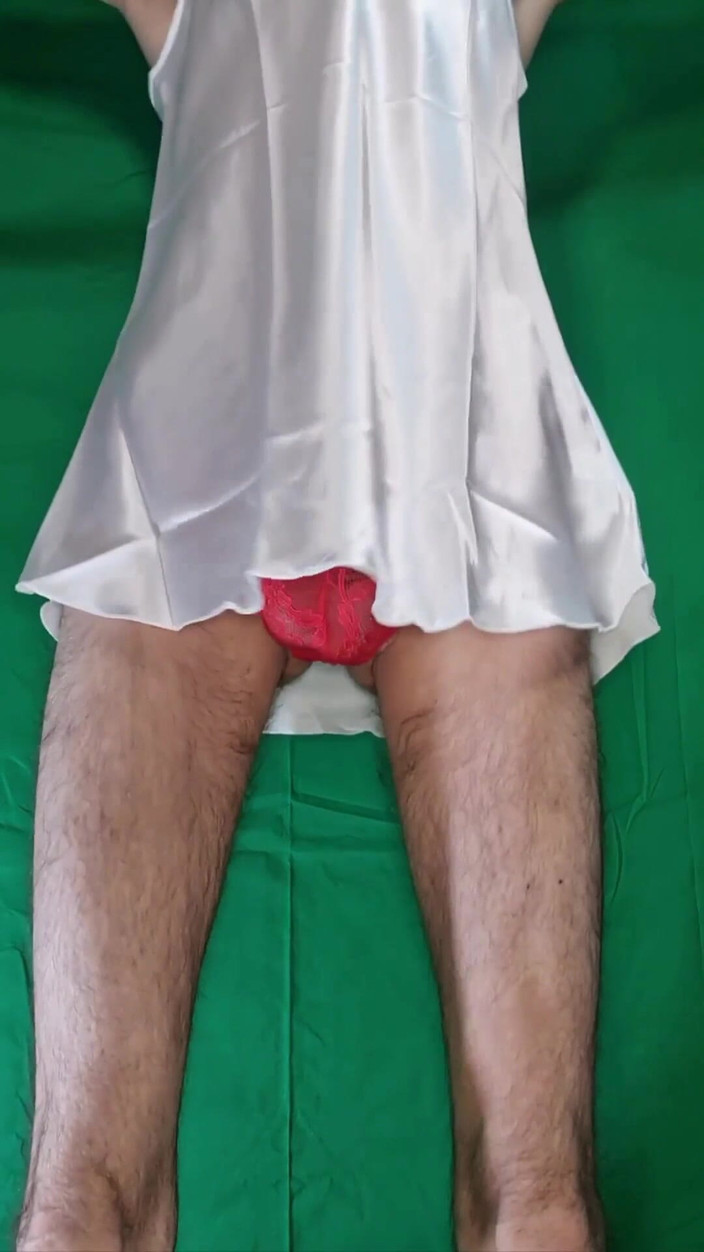 HeIsSooThin: Nachtjapon en rood kanten slipje