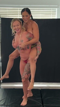Deliah Grace zvedne a nese Jazmine Cruz
