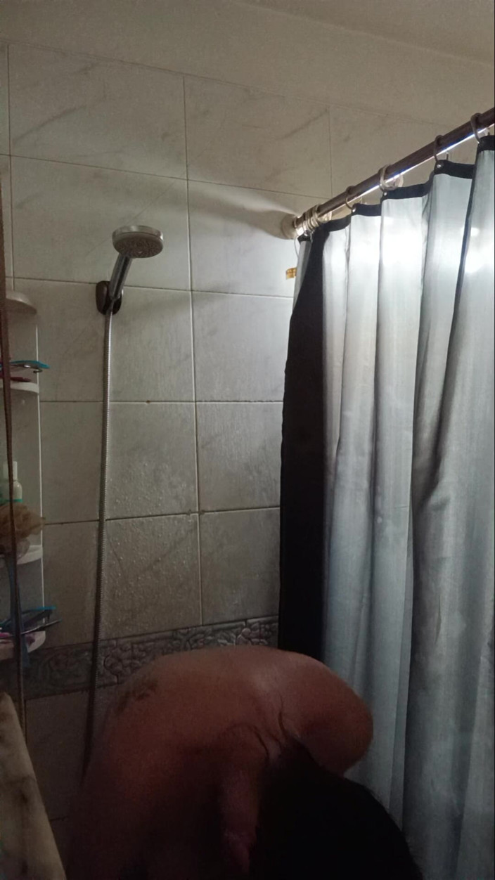 Anita2008: Orta yaşlı seksi kadın duş alıyor