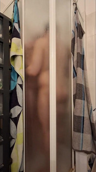 Le Tette Del Bagno Si Inginocchiano Alla Pressa Della Porta Della Doccia - Cavalcata Cruda E Creampie Nel Letto