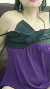 Hintli güzel Saara amcığını parmaklıyor ama üvey erkek kardeşi tarafından porno izliyor ve sıkı amını sikiyor!