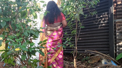 Mathvan: 叔母は庭で何かを探していて、私は彼女とセックスしました