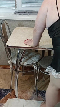 Sogra chupa pau na cozinha