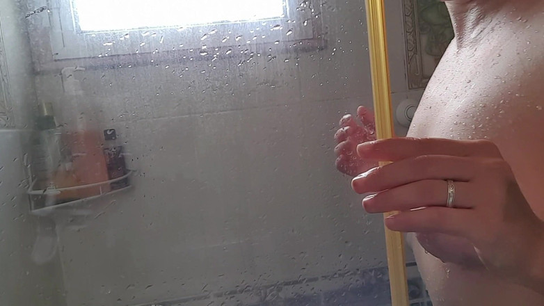 Daphnee Lecerf: Daphnee Lecerf si po sprše ničí kundičku a zadek.