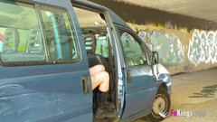 FAKings: Bezdomna Kobieta, Która Żebrze O Pieniądze Na Ulicy, Grając Na Gitarze...