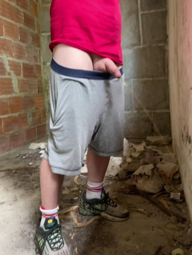 AmateurBoysPissing: Chłopiec złapał sikanie bez użycia rąk w opuszczonym budynku