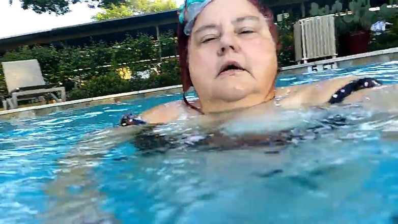 BBW nurse Vicki adventures with friends: Pasangan menyelam di bawah air dan berenang