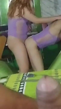 Due Ragazze Femminuccia Scopano Un Uomo Maturo